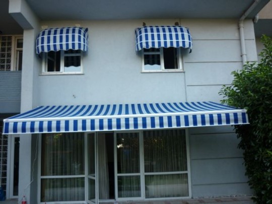 Mavi beyaz klasik mafsallı tente uygulaması