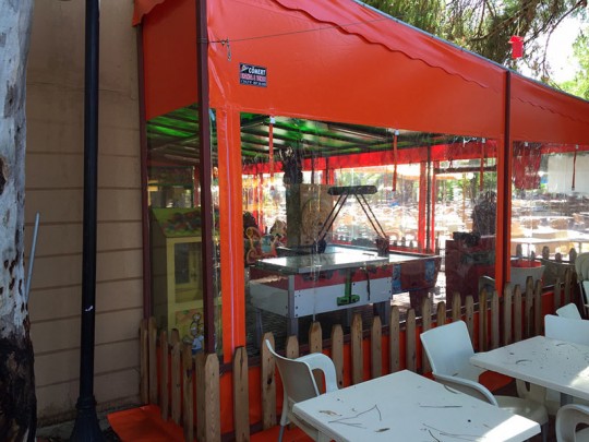 Cömert Branda kırmızı tente uygulaması